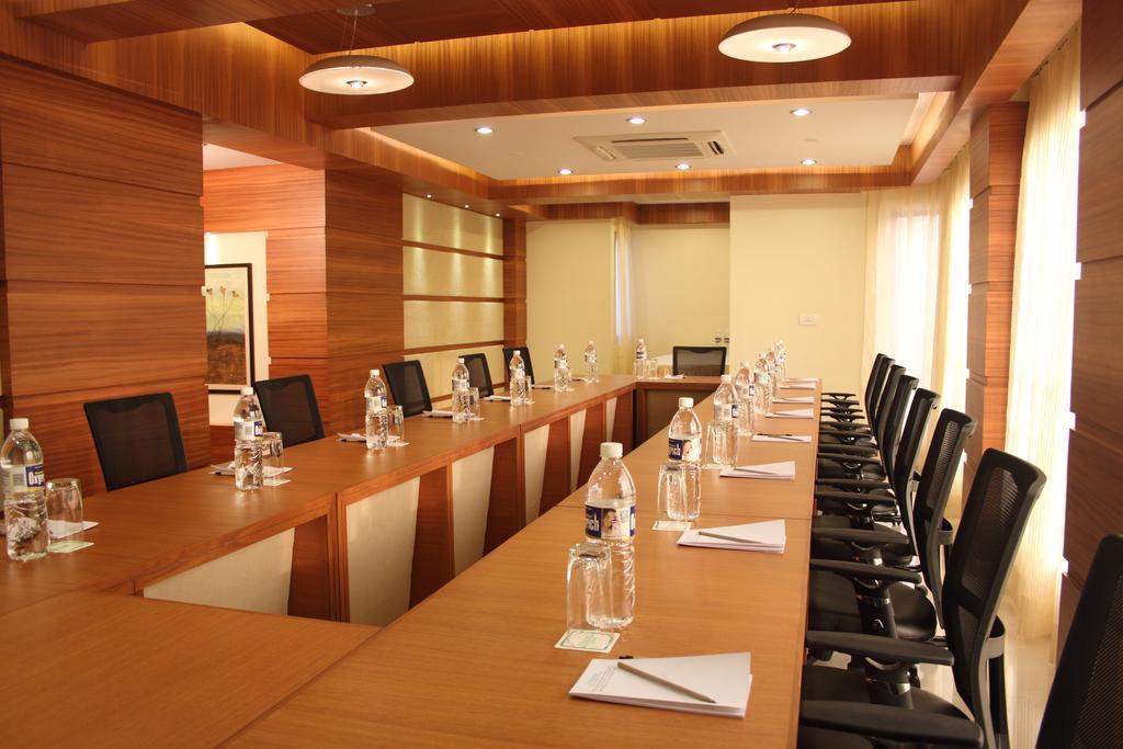 Hotel Pristine Residency Ahmedabad Exteriör bild