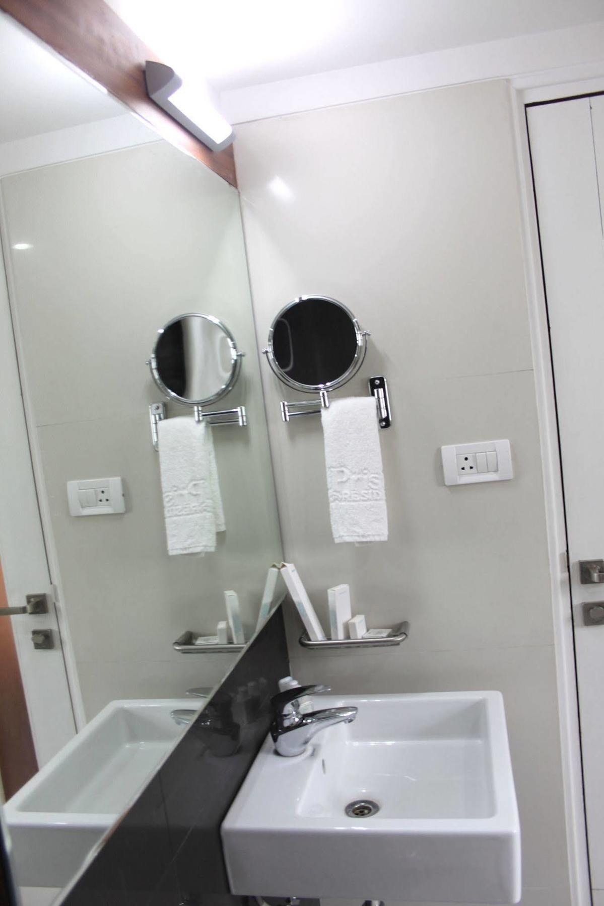 Hotel Pristine Residency Ahmedabad Exteriör bild