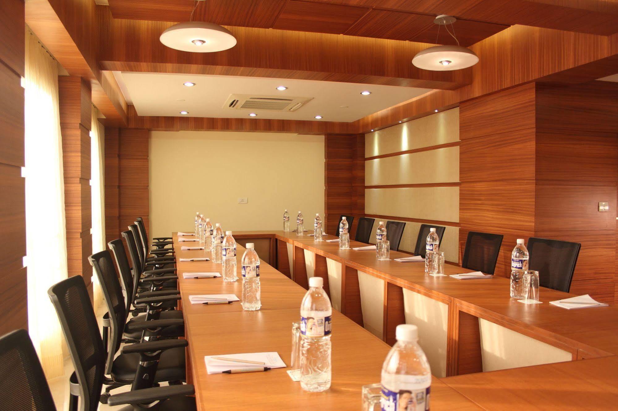 Hotel Pristine Residency Ahmedabad Exteriör bild