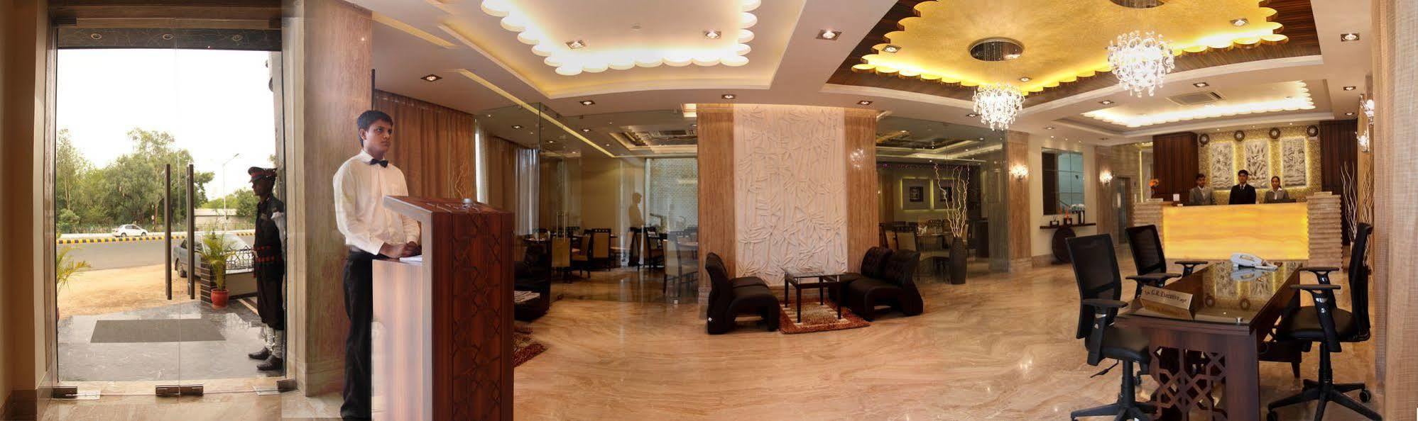 Hotel Pristine Residency Ahmedabad Exteriör bild