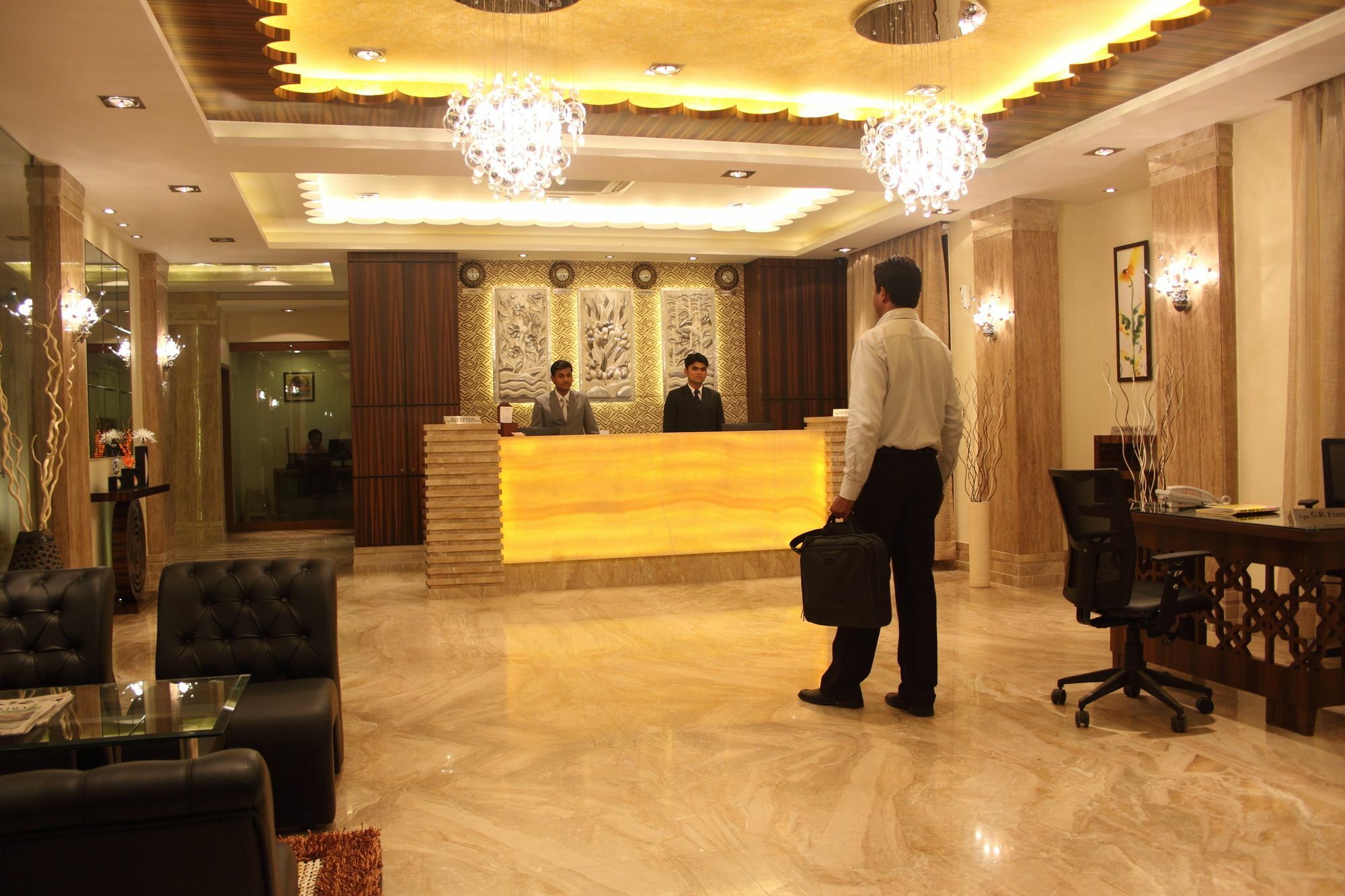 Hotel Pristine Residency Ahmedabad Exteriör bild
