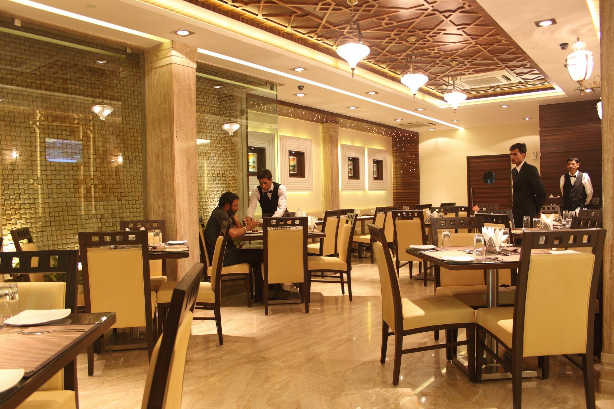 Hotel Pristine Residency Ahmedabad Exteriör bild